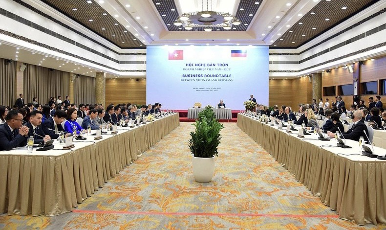 Thủ tướng Phạm Minh Chính và Thủ tướng Olaf Scholz đồng chủ trì Hội nghị bàn tròn doanh nghiệp Việt Nam-Đức